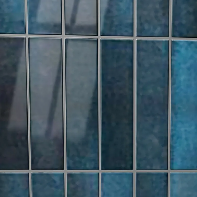 Gros plan de la finition faïence brillant Carrelo, décor Bleu foncé 30 × 7