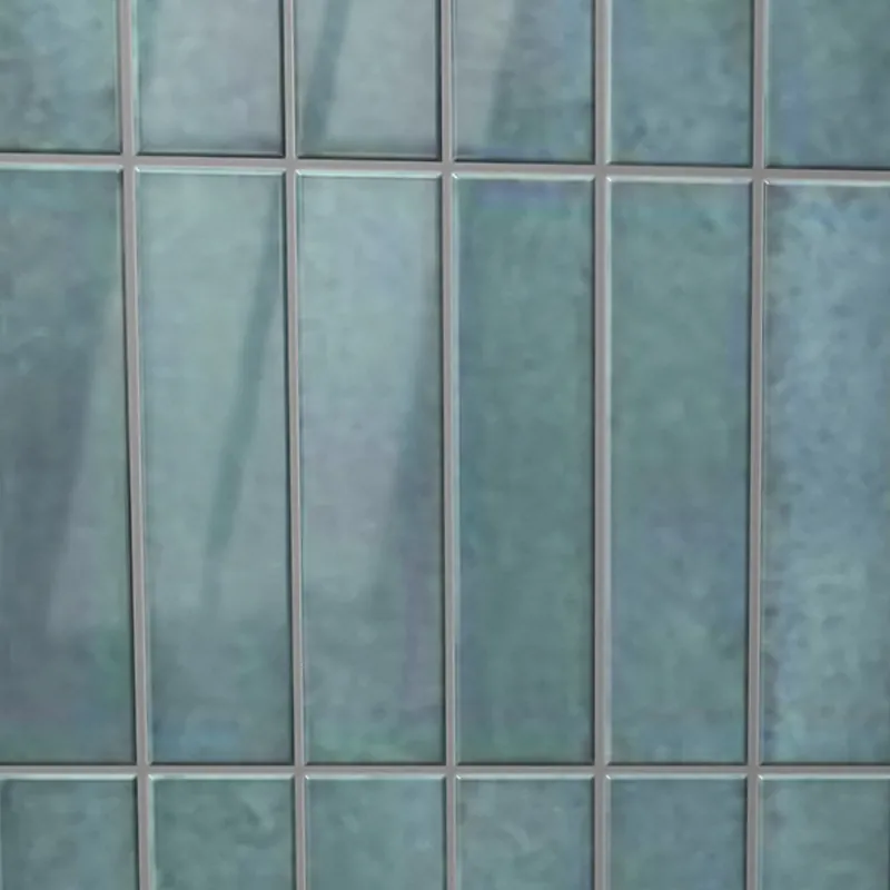 Gros plan de la finition faïence brillant Carrelo, décor Gris bleuté 30 × 7