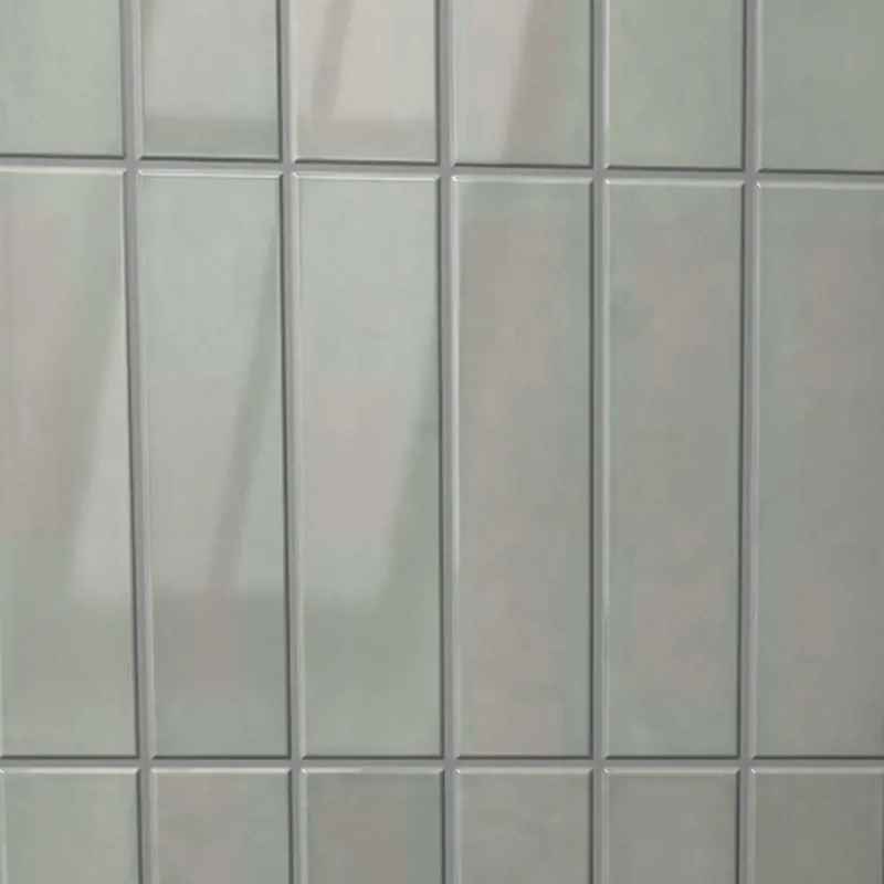 Gros plan de la finition faïence brillant Carrelo, décor Gris clair 30 × 7