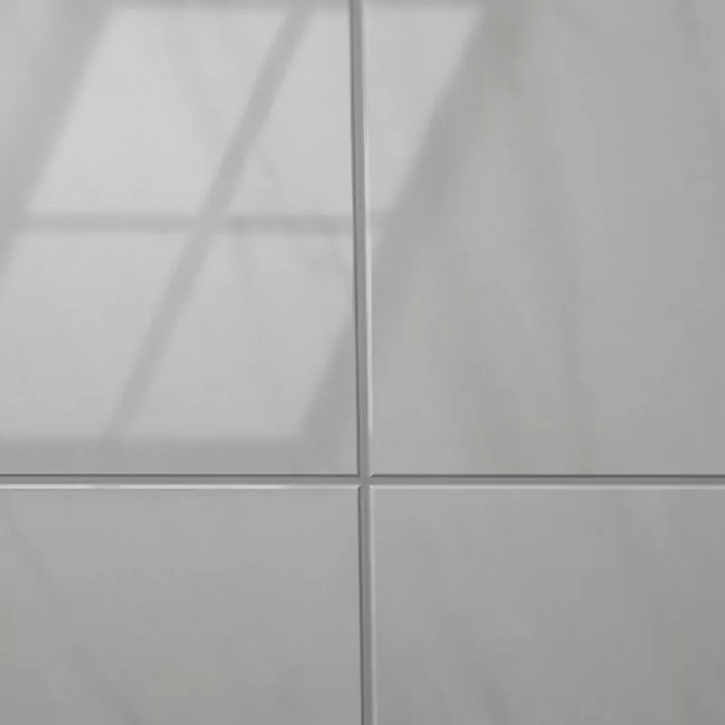 Gros plan de la finition faïence brillant Carrelo, décor Marbre blanc 45 × 30