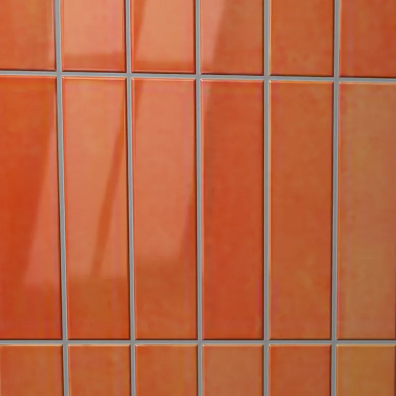 Gros plan de la finition faïence brillant Carrelo, décor Orange 30 × 7