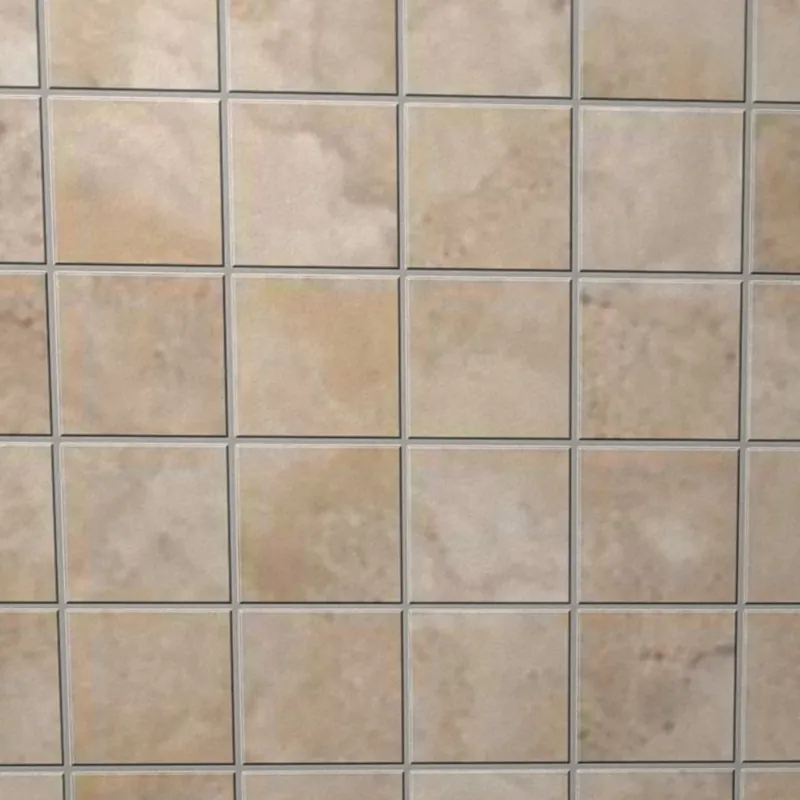Gros plan de la finition faïence mat Carrelo, décor Travertin 10 × 10