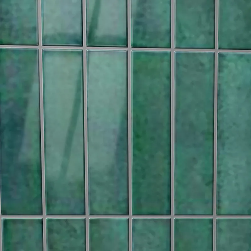 Gros plan de la finition faïence brillant Carrelo, décor Vert 30 × 7